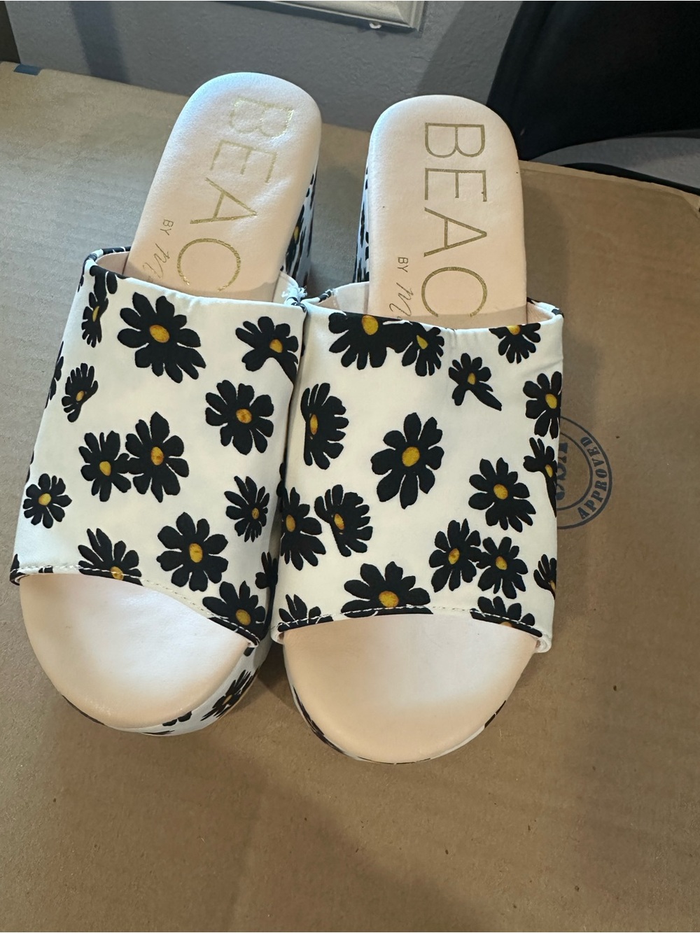 Matisse White Floral Platform Mules with Black Daisies - Picture 2 of 7